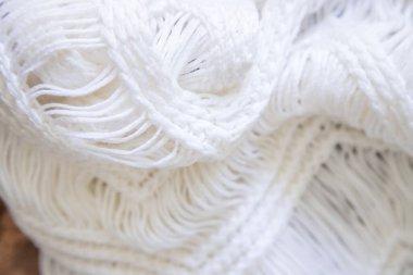 Beyaz örgü kumaş ipliklerle örülmüş arka plan hoş ve rahat bir doku oluşturuyor. Bir kumaşı andıran soyut beyaz resim. Resmi kapat..