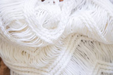 Beyaz örgü kumaş ipliklerle örülmüş arka plan hoş ve rahat bir doku oluşturuyor. Bir kumaşı andıran soyut beyaz resim. Resmi kapat..