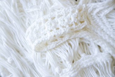 Beyaz örgü kumaş ipliklerle örülmüş arka plan hoş ve rahat bir doku oluşturuyor. Bir kumaşı andıran soyut beyaz resim. Resmi kapat..