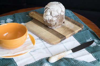 Broa de Avintes, Vila de Avintes 'ten geleneksel ekmek, Vila Nova de Gaia, Portekiz. Mısır unu, çavdar ve arpa aromalı siyah ekmek..