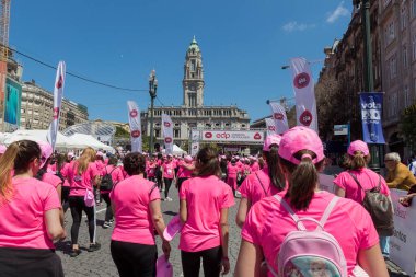 Porto, Portekiz - 19 Mayıs 2019: 5 km koşan ve yürüyen kadın, göğüs kanseriyle mücadelede Porto, Portekiz sokaklarında