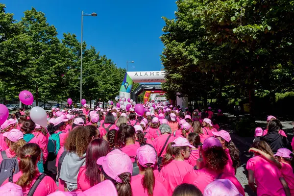 Porto, Portekiz - 19 Mayıs 2019: 5 km koşan ve yürüyen kadın, göğüs kanseriyle mücadelede Porto, Portekiz sokaklarında