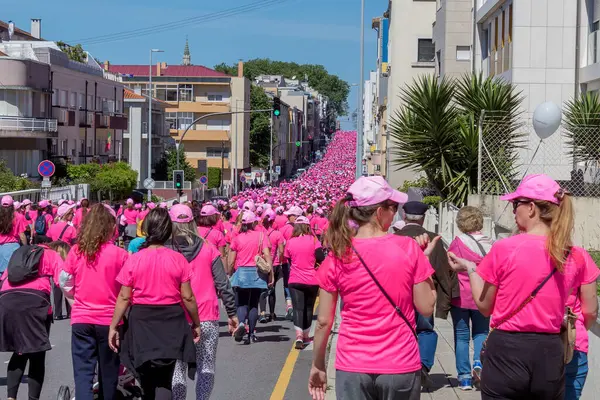 Porto, Portekiz - 19 Mayıs 2019: 5 km koşan ve yürüyen kadın, göğüs kanseriyle mücadelede Porto, Portekiz sokaklarında