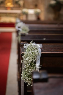 Tapınma yerindeki çiçek süslemeleri, kilise. Düğün için şenlik dekorasyonu. Çiçek düzenlemeleri ağırlıklı olarak beyaz ve yeşil.