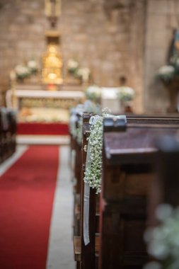 Tapınma yerindeki çiçek süslemeleri, kilise. Düğün için şenlik dekorasyonu. Çiçek düzenlemeleri ağırlıklı olarak beyaz ve yeşil.