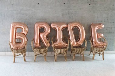 Sandalyelerin üzerinde büyük harflerle 