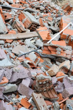 Bir yıkım enkazı görüntüsü, parçalanmış tuğla parçaları. Yıkımdan yapıya kavramsal görüntü.