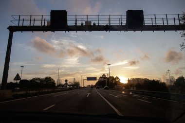 Araç trafiği günün sonunda ufuk çizgisinde, iç çevre yolunda, VCI, Porto, Portekiz.