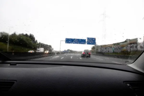 Porto, Braga, Portekiz 'in A3 bölümünün resmi. Kötü atmosferik koşullar ve sağanak yağış nedeniyle trafik koşulları.