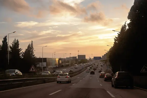 Araç trafiği günün sonunda ufuk çizgisinde, iç çevre yolunda, VCI, Porto, Portekiz.