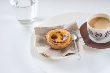Pasteis de nata, Portekiz mutfağının geleneksel tatlısı. Küçük, çıtır çıtır börekler ve yumurtadan krema. Sık sık kahveyi tattı ve eşlik etti. Beyaz arkaplanda.