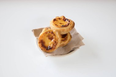 Pasteis de nata, Portekiz mutfağının geleneksel tatlısı. Küçük, çıtır çıtır börekler ve yumurtadan krema. Beyaz arkaplanda izole edilmiş, boşluğu kopyala.