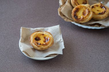 Pasteis de nata, Portekiz mutfağının geleneksel tatlısı. Küçük, çıtır çıtır börekler ve yumurtadan krema. Koyu arkaplanda izole edilmiş, boşluğu kopyala.