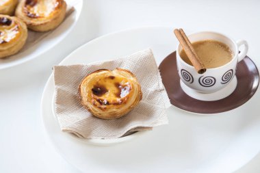 Pasteis de nata, Portekiz mutfağının geleneksel tatlısı. Küçük, çıtır çıtır börekler ve yumurtadan krema. Sık sık kahveyi tattı ve eşlik etti. Beyaz arkaplanda.