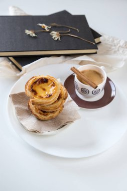 Pasteis de nata, Portekiz mutfağının geleneksel tatlısı. Küçük, çıtır çıtır börekler ve yumurtadan krema. Sık sık kahveyi tattı ve eşlik etti. Beyaz arkaplanda ve kopyalama alanı.