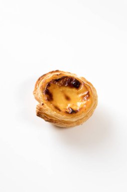 Pasteis de nata, Portekiz mutfağının geleneksel tatlısı. Küçük, çıtır çıtır börekler ve yumurtadan krema. Beyaz arkaplanda izole edilmiş, boşluğu kopyala.