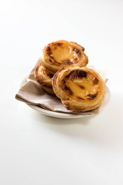 Pasteis de nata, Portekiz mutfağının geleneksel tatlısı. Küçük, çıtır çıtır börekler ve yumurtadan krema. Beyaz arkaplanda izole edilmiş, boşluğu kopyala.