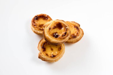 Pasteis de nata, Portekiz mutfağının geleneksel tatlısı. Küçük, çıtır çıtır börekler ve yumurtadan krema. Beyaz arkaplanda izole edilmiş, boşluğu kopyala.