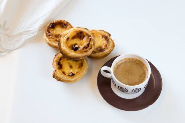 Pasteis de nata, Portekiz mutfağının geleneksel tatlısı. Küçük, çıtır çıtır börekler ve yumurtadan krema. Sık sık kahveyi tattı ve eşlik etti. Beyaz arkaplanda izole edilmiş, boşluğu kopyala.