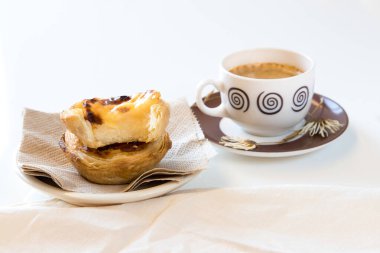 Pasteis de nata, Portekiz mutfağının geleneksel tatlısı. Küçük, çıtır çıtır börekler ve yumurtadan krema. Sık sık kahveyi tattı ve eşlik etti. Beyaz arkaplanda, boşluğu kopyala.