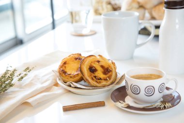 Pasteis de nata, Portekiz mutfağının geleneksel tatlısı. Küçük, çıtır çıtır börekler ve yumurtadan krema. Sık sık kahveyi tattı ve eşlik etti. Kahvaltı masası seti.