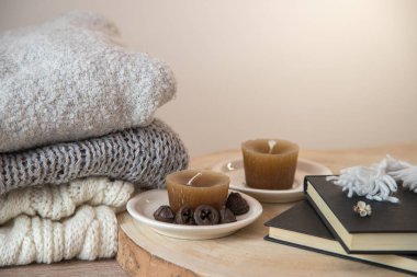 Organik ve hoş geldin dekorunun ayrıntıları, pastel ve sonbahar tonlarında, ağırlıklı olarak ahşap ve kumaşlar. Güzel bir refah, huzur ve konfor konsepti..