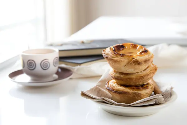 Pasteis de nata, Portekiz mutfağının geleneksel tatlısı. Küçük, çıtır çıtır börekler ve yumurtadan krema. Sık sık kahveyi tattı ve eşlik etti. Beyaz arkaplanda, boşluğu kopyala.