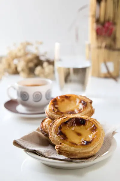 Pasteis de nata, Portekiz mutfağının geleneksel tatlısı. Küçük, çıtır çıtır börekler ve yumurtadan krema. Sık sık kahveyi tattı ve eşlik etti. Kahvaltı masası seti.