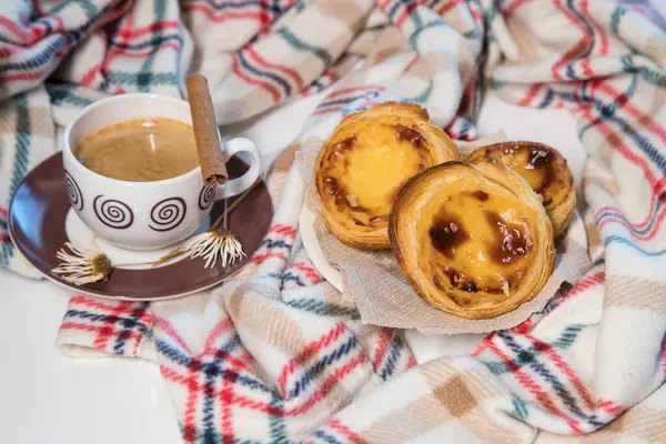 Pasteis de nata, Portekiz mutfağının geleneksel tatlısı. Küçük, çıtır çıtır börekler ve yumurtadan krema. Sık sık kahveyi tattı ve eşlik etti..