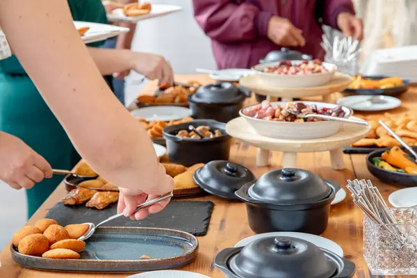 Açık büfe tarzı yemekleri seven insanlar, aperatifler ve aperatifler de dahil olmak üzere çeşitli yemeklerden servis ediyorlar, sosyal yemek için günlük ve davetkar bir ortam yaratıyorlar..