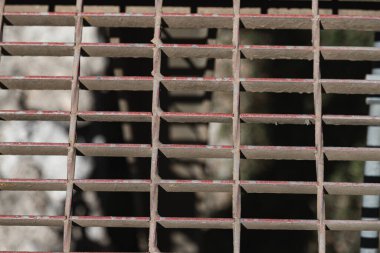 Su ve atıkları kurutmak için metal ızgaralar. Dikdörtgen şeklinde desen. Soyut resim.