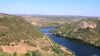 Ağustosta yemyeşil tepelerden akan kıvrımlı Tejo Nehri 'nin nefes kesici hava manzarası. Portekiz, Vila Velha de Rodao 'daki geniş manzaranın sakin ve panoramik görüntüsü