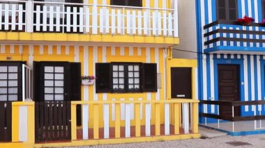Beyaz arka planda renkli çizgili ahşap evler, Costa Nova, Aveiro, Portekiz.