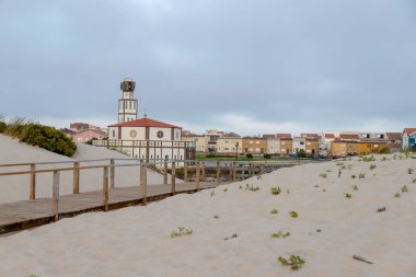 Igreja Matriz Costa Nova do Prado, Aveiro, Portekiz - Ağustos 2024. Yerel kilise, öğleden sonra plajın yanındaki turistik alan..