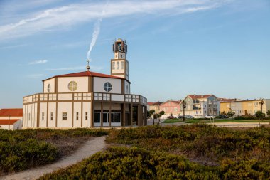 Igreja Matriz Costa Nova do Prado, Aveiro, Portekiz - Ağustos 2024. Yerel kilise, öğleden sonra plajın yanındaki turistik alan..