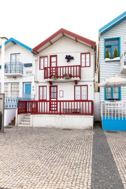 Portekiz turist caddesi, sembolik çizgili ve renkli evleri var. - Günün sonunda. Costa Nova do Prado, Aveiro, Portekiz - Ağustos 2024