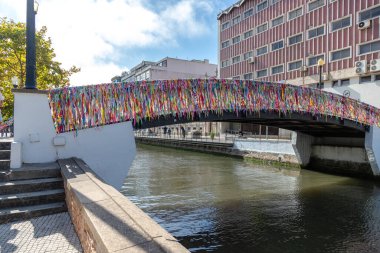 Arkadaşlık kurdeleleri. Ria de Aveiro köprüsünün kenarlarına iliştirilmiş güzel renkli kurdeleler, dostluğun ve aşkın sembolü. Aveiro, Portekiz 2024