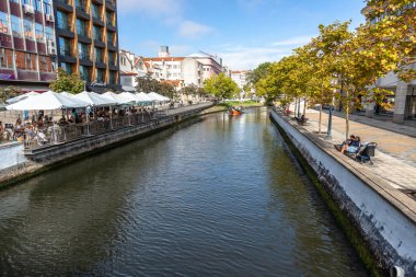 Aveiro, Portekiz - 30 Ağustos 2024: Ria de Aveiro 'da turistler tarafından yapılan tekne gezisi. Kanalları boyunca şehrin güzel manzarası.