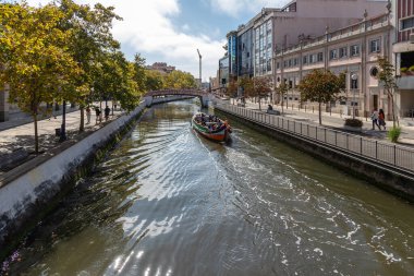 Portekiz, Aveiro şehrinin güzel manzarasının manzarası. Ria de Aveiro kanallarında turistler için Moliceiro tekne gezisi. 