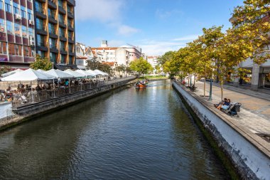 Aveiro, Portekiz - 30 Ağustos 2024: Ria de Aveiro 'da turistler tarafından yapılan tekne gezisi. Kanalları boyunca şehrin güzel manzarası.