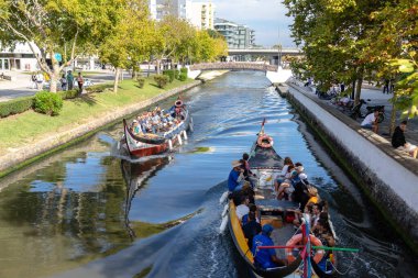Aveiro, Portekiz - 30 Ağustos 2024: Ria de Aveiro 'da turistler tarafından yapılan tekne gezisi. Kanalları boyunca şehrin güzel manzarası.