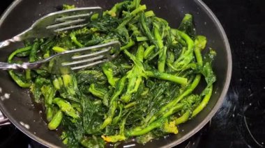 Zeytinyağında sotelenmiş taze şalgam, sarımsak ve kızartma tavasında baharat. Geleneksel ve lezzetli bir Portekiz mezesi, sağlıklı ve sağlıklı bir yemek için sıcak servis edilir..