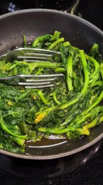 Zeytinyağında sotelenmiş taze şalgam, sarımsak ve kızartma tavasında baharat. Geleneksel ve lezzetli bir Portekiz mezesi, sağlıklı ve sağlıklı bir yemek için sıcak servis edilir..