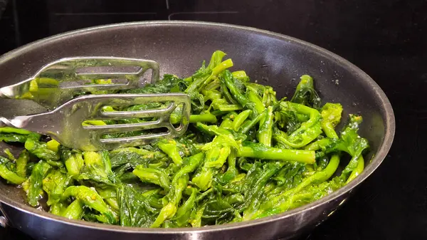 Zeytin yağında sotelenmiş taze şalgam, sarımsak ve kızartma tavasında baharat. Geleneksel ve lezzetli bir Portekiz mezesi, sağlıklı ve sağlıklı bir yemek için sıcak servis edilir..