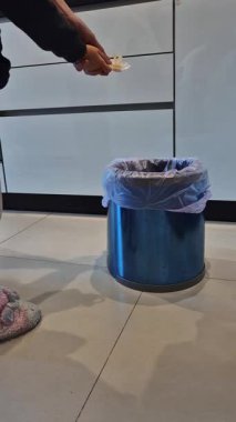 Bir çocuk mutfakta duruyor, annesinin yardımıyla hasarlı bir emziği çöpe atıyor, uzun süreli bir rahatlık eşyasına veda etmeyi simgeliyor. Dokunaklı bir büyüme anı, kopukluk