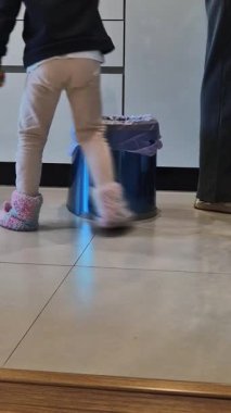Bir çocuk mutfakta duruyor, hasarlı bir emziği çöpe atıyor, uzun süreli bir rahatlık eşyasına veda etmeyi simgeliyor. Dokunaklı bir büyüme anı, kopukluk ve geçiş videoya kaydedildi.
