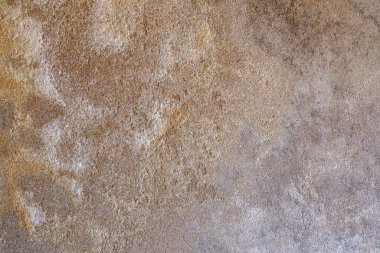 Kaba, yıpranmış, doğal dokuları ve toprak tonlarıyla kumtaşı yüzeyine yakın çekim. Gözenekli yapı ve mineral yatakları zamanın ve jeolojik dönüşümün geçişini ortaya çıkarıyor..