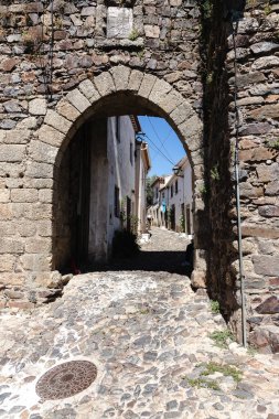 Portekiz, Castelo de Vide Kalesi, Portalegre bölgesinde bir ortaçağ kalesi. Zeytin ağaçları ve taş duvarlarla çevrili bu tarihi yer, zengin geçmişteki bölgelere kısa bir bakış sunuyor..