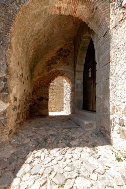Portekiz, Castelo de Vide Kalesi, Portalegre bölgesinde bir ortaçağ kalesi. Zeytin ağaçları ve taş duvarlarla çevrili bu tarihi yer, zengin geçmişteki bölgelere kısa bir bakış sunuyor..