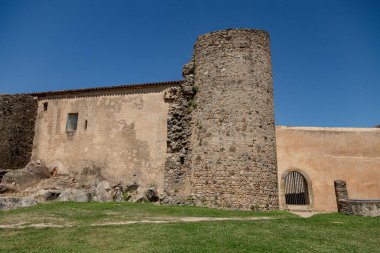 Portekiz, Castelo de Vide Kalesi, Portalegre bölgesinde bir ortaçağ kalesi. Zeytin ağaçları ve taş duvarlarla çevrili bu tarihi yer, zengin geçmişteki bölgelere kısa bir bakış sunuyor..